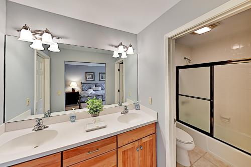 Dreamy Villa - Lagoon-View Deck Walk to Beach! condo - image 7