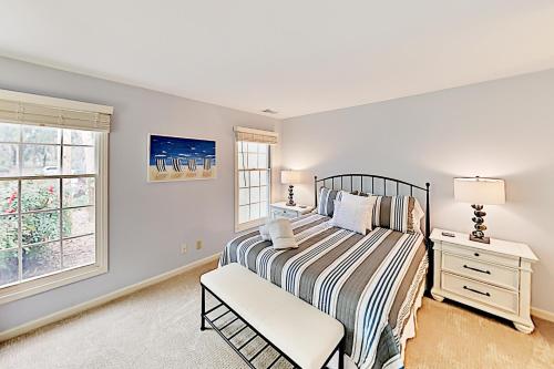 Dreamy Villa - Lagoon-View Deck Walk to Beach! condo - image 8