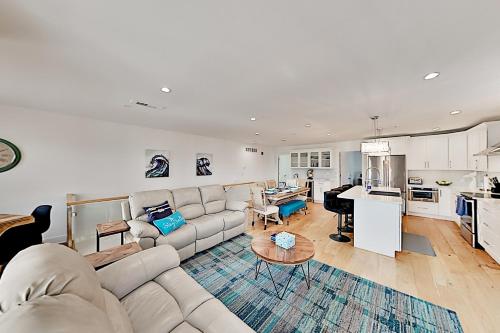 Walk to Beach! Modern Retreat with Rooftop Deck townhouse - image 2