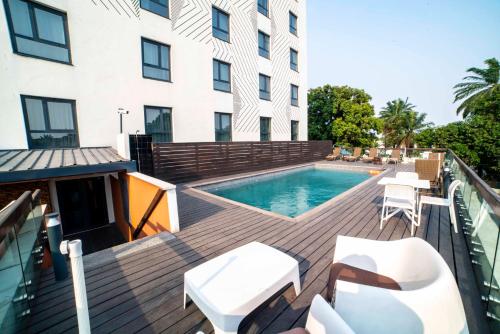 Swimming pool, ONOMO Hotel Douala in Douala