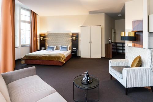 1 king bed, 1 sofa bed