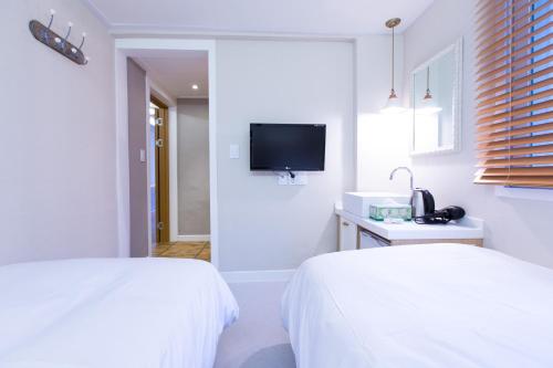 Twin Room image 2