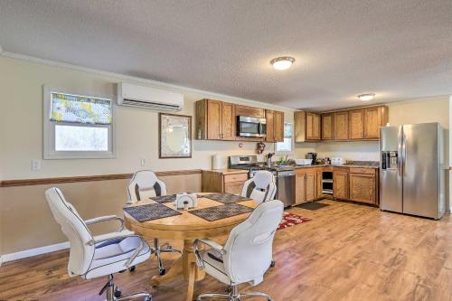 Pet-Friendly Hawkinsville Home with Shared Pool - image 5
