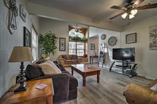 Bright College Station Abode 3 Mi to Kyle Field in Bryan, USA