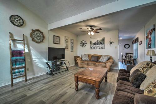 Bright College Station Abode 3 Mi to Kyle Field in Bryan, USA