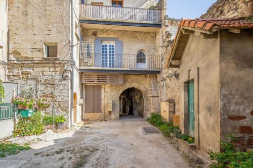 Studio in Villeneuve les Avignon with balcony - image 2
