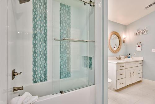 SeaBlue of Destin Pool & Beach House - image 5
