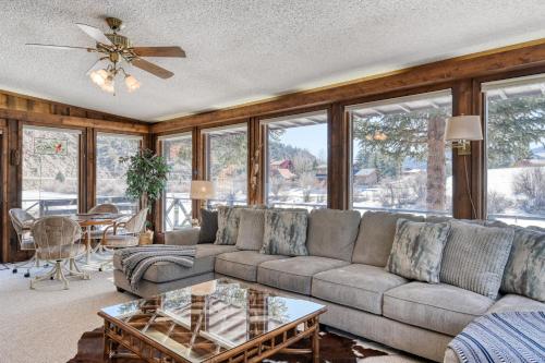 Gorgeous Riverfront Retreat - image 5