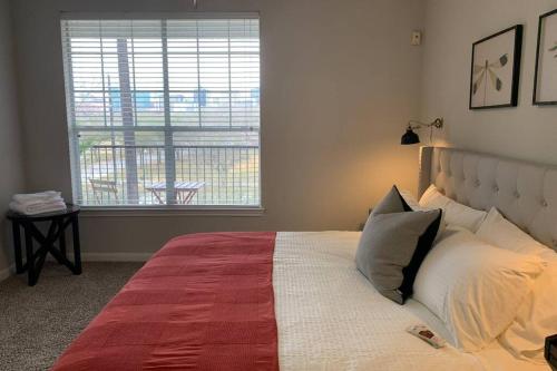 Newly Furnished 1BR Apartment w/ Hermann Park View