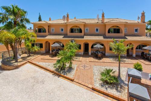 Villa Elenor Grande - Central - 3 adjoining villas pool table table tennis heated pool large villa for big groups