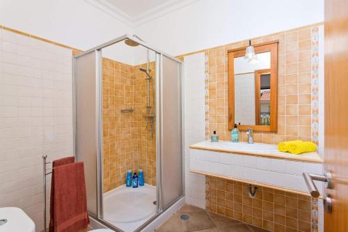 Villa Norcas Grande - excellent location - pool table, table tennis, heated pool, large villa for bi