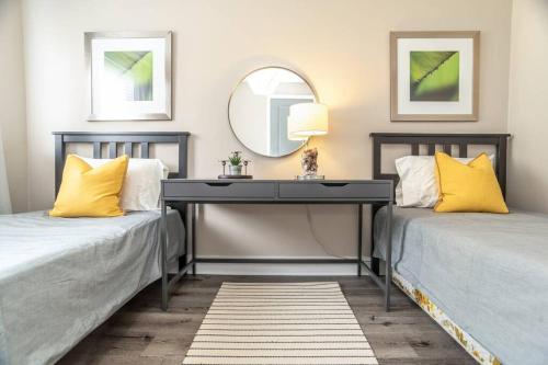 Heart of Downtown 2BD 1FREE PARKING View! L1008