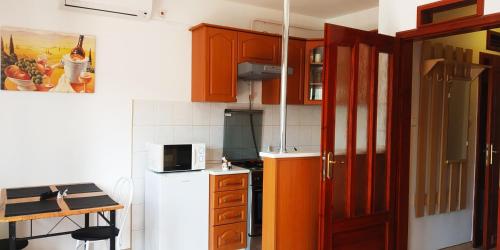 Kitchen, Hellasz Apartman in Kastelykert