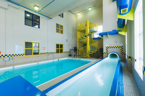REDWOOD INN AND SUITES - Clairmont