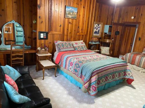 1 queen bed, 1 twin bed, 1 futon bed