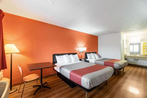 2 queen beds