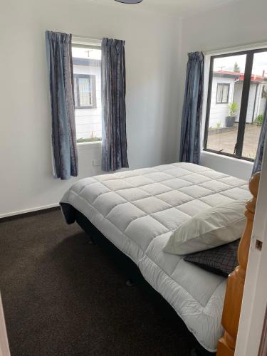 1 queen bed, 1 twin bed