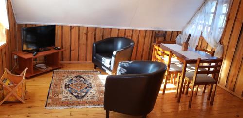 2 bedrooms, 5 beds