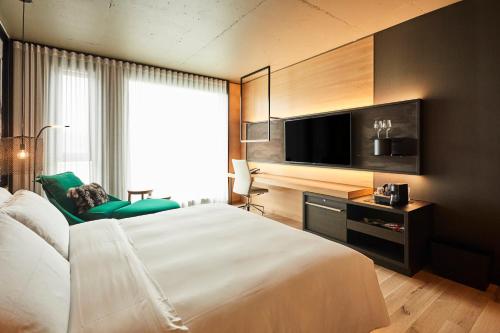 The Signature Room - 1 King Bed image 3