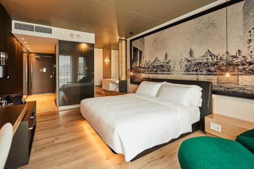 The Signature Room - 1 King Bed image 4