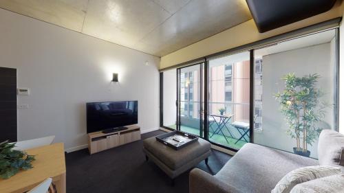 Perfectly Positioned On Coventry - 1 bedroom, 1 bathroom, Sleeps 2 - Balcony, Free Wi-Fi,Outdoor Sha