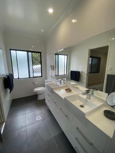 화장실, Cooktown Harbour View Luxury Apartments in 쿡타운