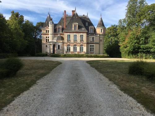. Château de Praslins