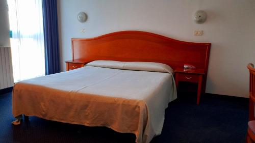 1 queen bed, 1 twin bed