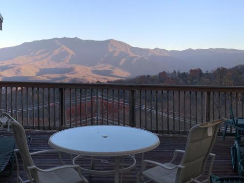 Top Story Gatlinburg Condo with Mountain Views & Deck! condo - image 4