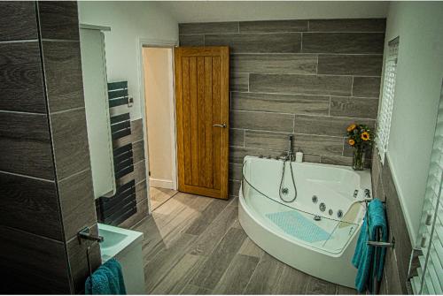 Log cabin, Coventry (photo 9)
