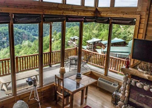 Lelands Lookout Luxury Cabin Hot Tub and Stunning Mountain Views - image 3