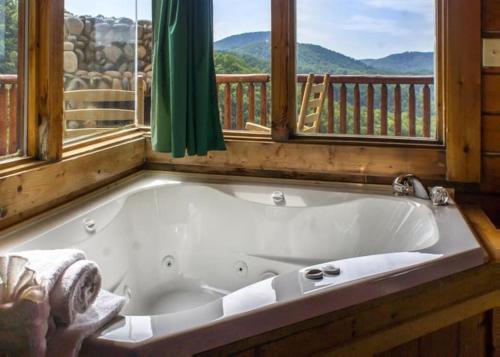 Lelands Lookout Luxury Cabin Hot Tub and Stunning Mountain Views - image 6