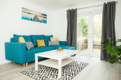 Free Fast WIFI, with desk space, for FAMILIES & CONTRACTORS managed by Chique Properties Ltd gîte à louer Wolverton