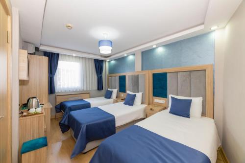 3 twin beds