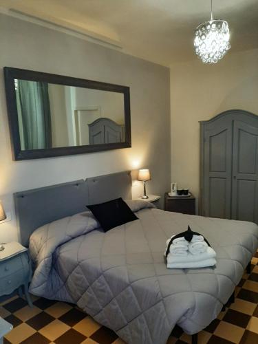1 queen bed, 1 twin bed