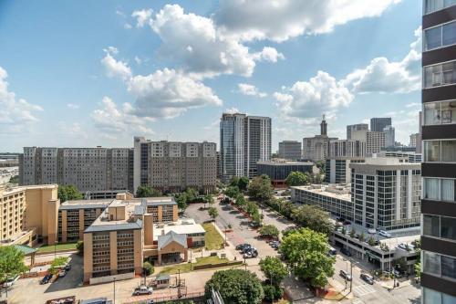 Downtown 1BD Condo Excellent View! 1FREE PARKING 1704