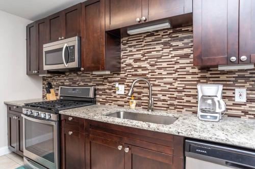 Heart of Downtown 2BD 1FREE PARKING View! LM808