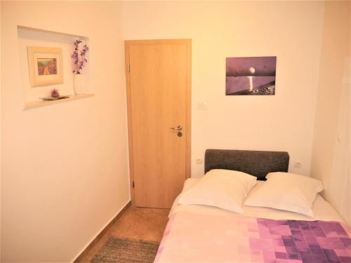 Room Ivana with private bathroom - Center of Split, Split (photo 6)