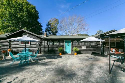 Asheville Chocolate Cabin - Rustic log home w hot tub and fire pits - Leicester