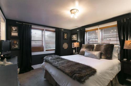 Asheville Chocolate Cabin - Rustic log home w hot tub and fire pits in Leicester, USA
