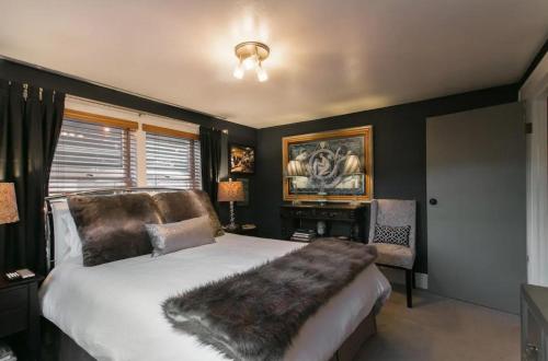 Asheville Chocolate Cabin - Rustic log home w hot tub and fire pits in Leicester, USA
