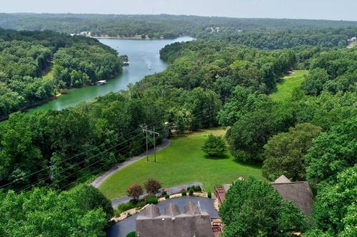 Hilltop Cabin Getaway on Beaver Lake!