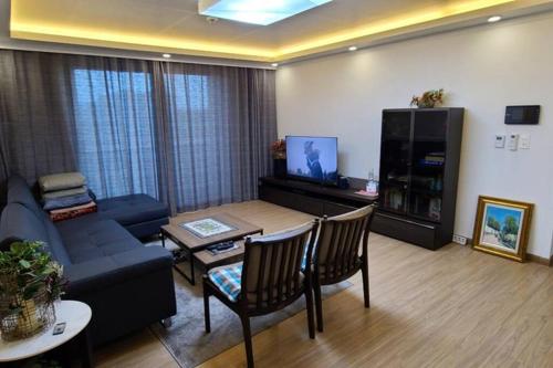 Shared lounge/TV area, Grace River House - Gadong (Host block) in Hoengsong