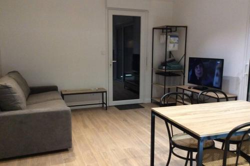 Petite maison au calme tout confort in ชาลอง