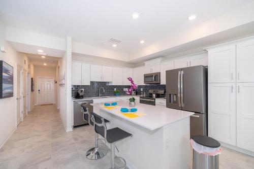 JC406 Storey Lake Condo 2 bed 2 bath Free Waterpark - image 2