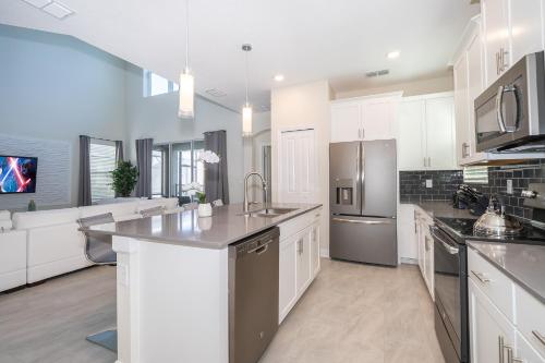 MN2778 Storey Lake Condo 5 bed 5 bath Private Pool & Free Waterpark - image 7