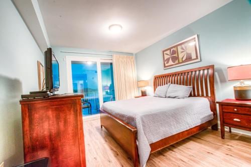 Laketown Wharf 238! Beautiful 3 BD Great Amenities And Great Location