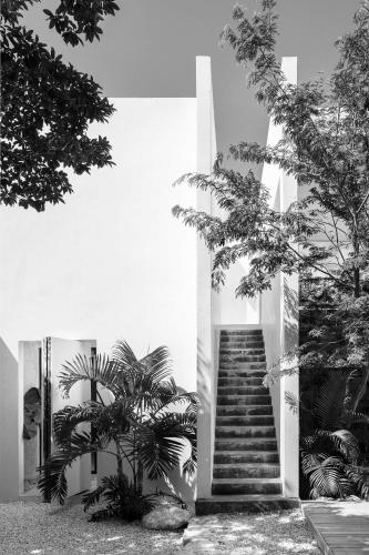 Eight-Bedroom House image 1