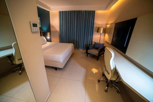 Standard King Room with Pool View image 7