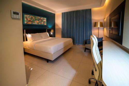 Standard King Room with Pool View image 6